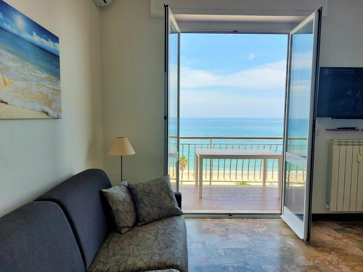 Maremare, Really On The Beach, With Private Parking Savona Exterior photo