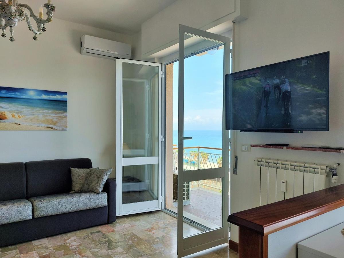 Maremare, Really On The Beach, With Private Parking Savona Exterior photo