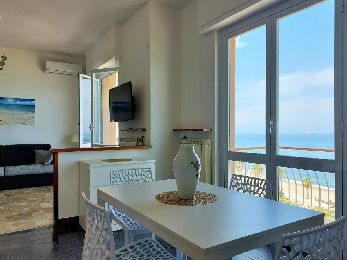 Maremare, Really On The Beach, With Private Parking Savona Exterior photo