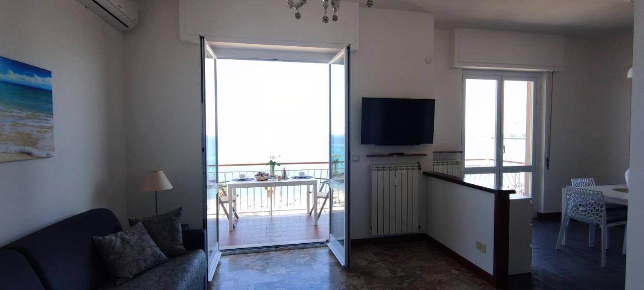 Maremare, Really On The Beach, With Private Parking Savona Exterior photo
